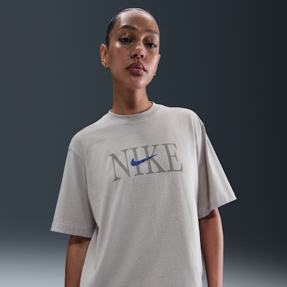 ナイキ Nike 【 Women's Sportswear Loose Varsity Cropped T-Shirt Womens 】 レディース Nike Sportswear Essential Women's Cropped Logo T-Shirt. Nike.com